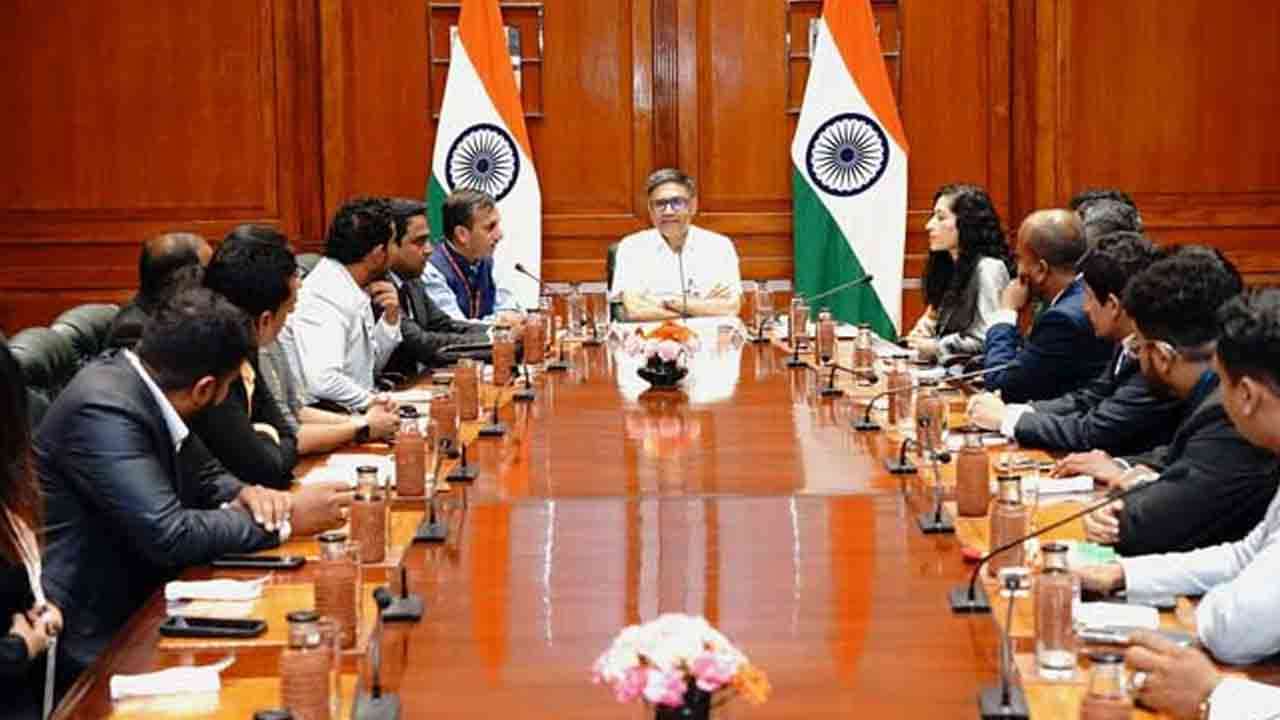 இந்திய வெளியுறவுச் செயலாளரை சந்தித்த இலங்கை இளம் அரசியல்வாதிகள் குழு இந்திய வெளியுறவுச் செயலாளரை சந்தித்த இலங்கை இளம் அரசியல்வாதிகள் குழு