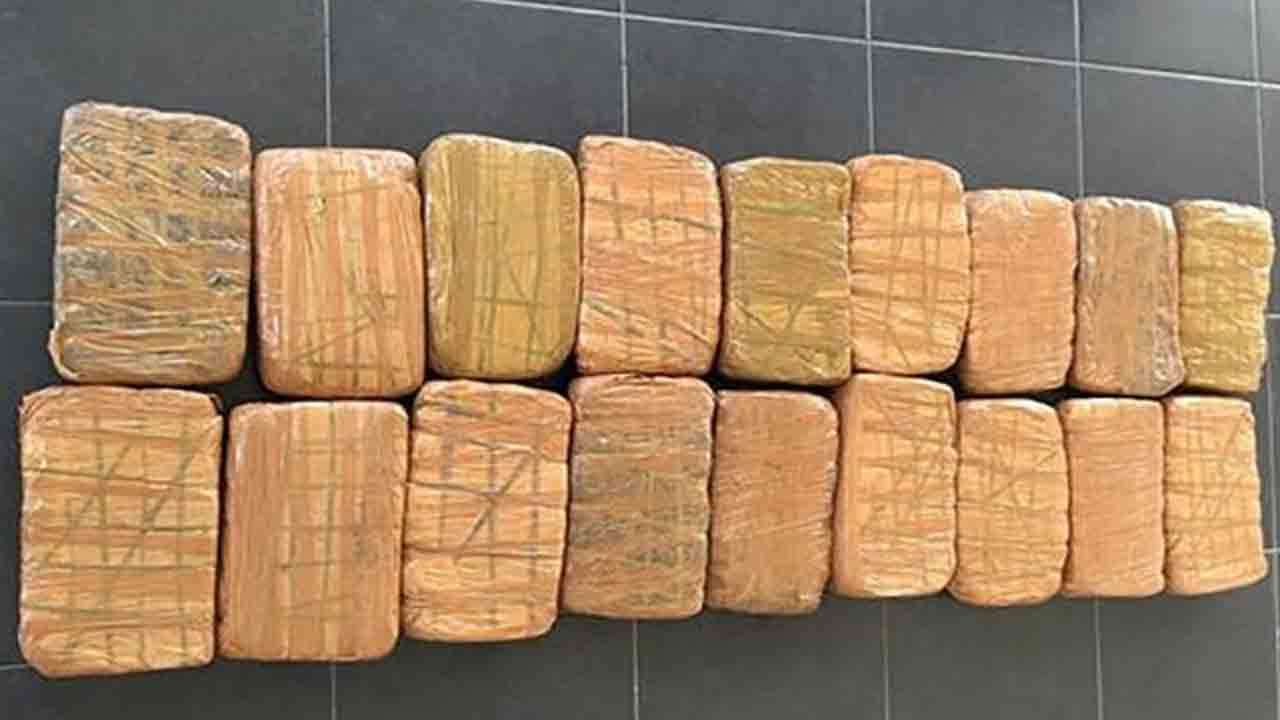 யாழ் கடற்பரப்பில் 15 மில்லியன் ரூபா பெறுமதியான கேரள கஞ்சா கண்டெடுப்பு யாழ் கடற்பரப்பில் 15 மில்லியன் ரூபா பெறுமதியான கேரள கஞ்சா கண்டெடுப்பு