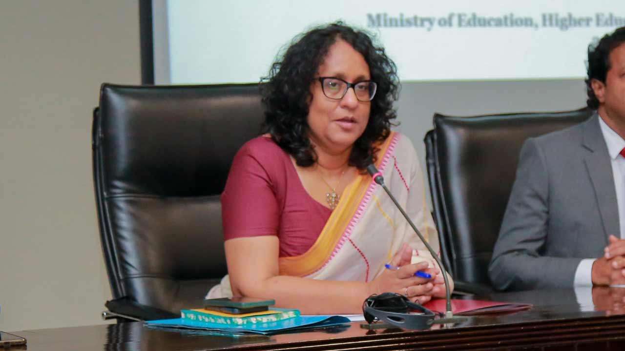 உத்தேச புதிய கல்வி சீர்திருத்தங்கள் குறித்து பிரதமர் எம்.பிக்களுக்கு விளக்கமளிப்பு உத்தேச புதிய கல்வி சீர்திருத்தங்கள் குறித்து பிரதமர் எம்.பிக்களுக்கு விளக்கமளிப்பு