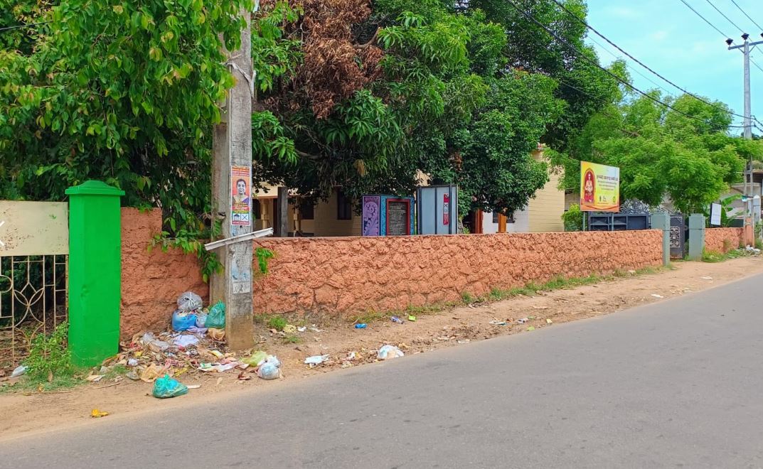யாழ் . நாவலர் மண்டபத்திற்கு முன் கழிவுகளை கொட்டுவோருக்கு எதிராக நடவடிக்கை எடுக்க கோரிக்கை