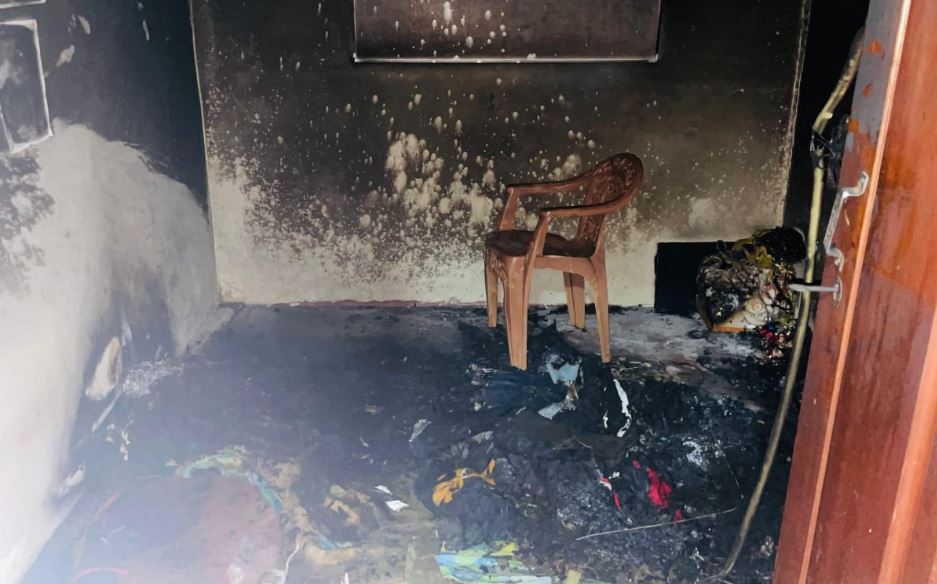 யாழில் இன்று அதிகாலை பெற்றோல் குண்டுத் தாக்குதல் யாழில் இன்று அதிகாலை பெற்றோல் குண்டுத் தாக்குதல்