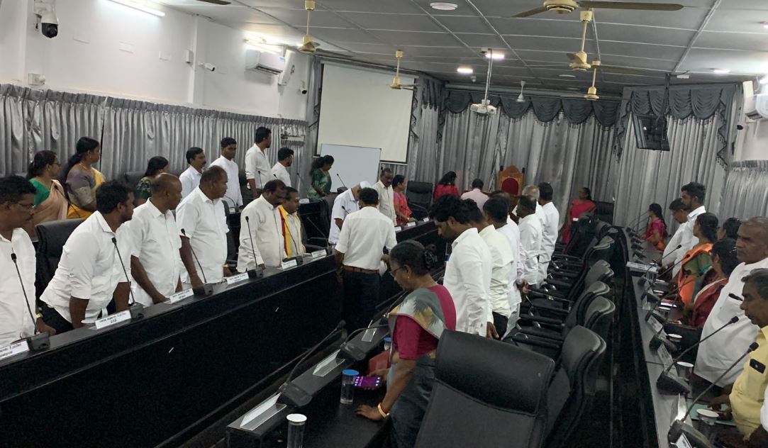 சபை அமர்வை நேரலை செய்த யாழ் . மாநகர சபை உறுப்பினருக்கு எச்சரிக்கை சபை அமர்வை நேரலை செய்த யாழ் . மாநகர சபை உறுப்பினருக்கு எச்சரிக்கை