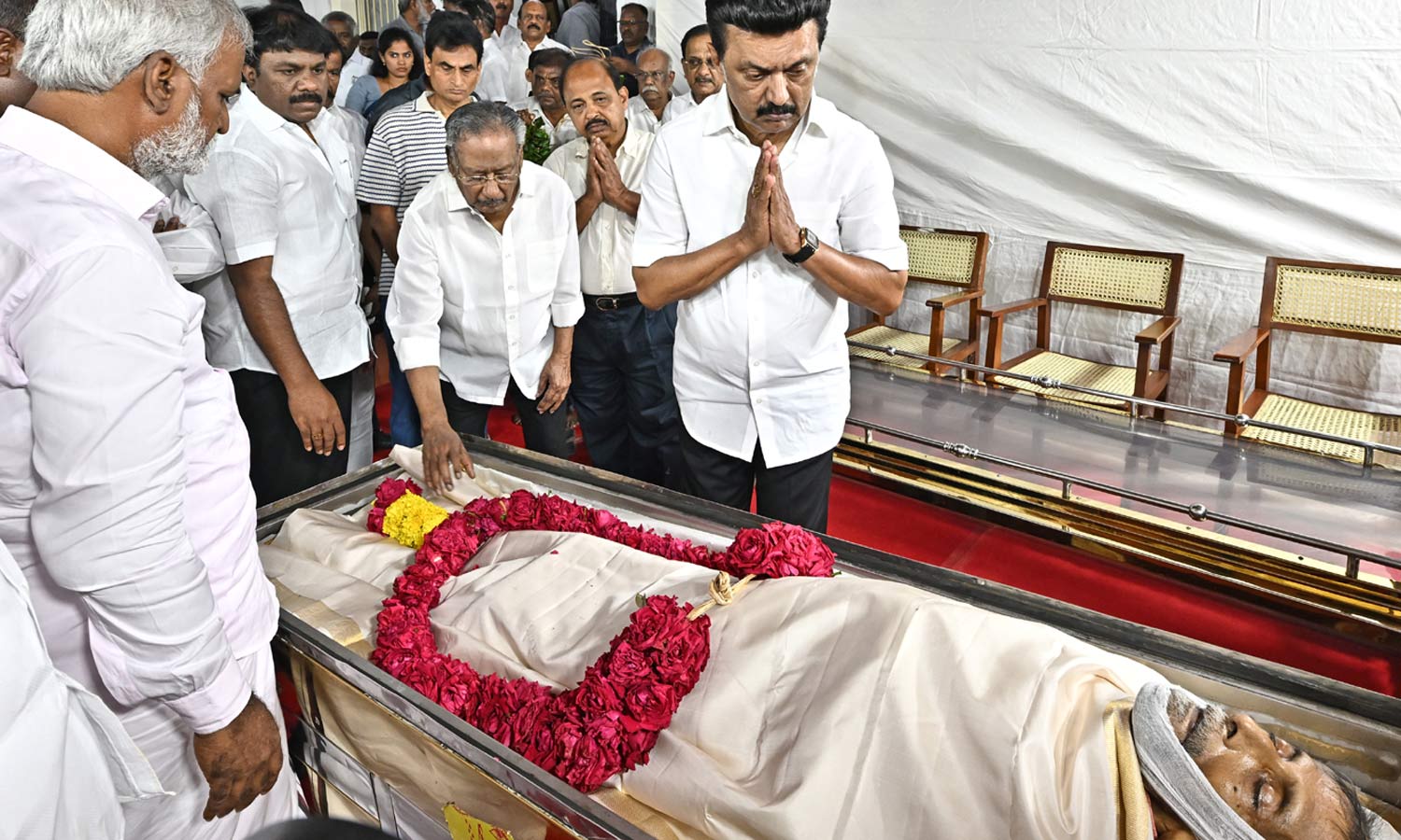 கலைஞர் கருணாநிதியின் மூத்த மகன் மு.க.முத்துவின் உடல் நல்லடக்கம் கலைஞர் கருணாநிதியின் மூத்த மகன் மு.க.முத்துவின் உடல் நல்லடக்கம்