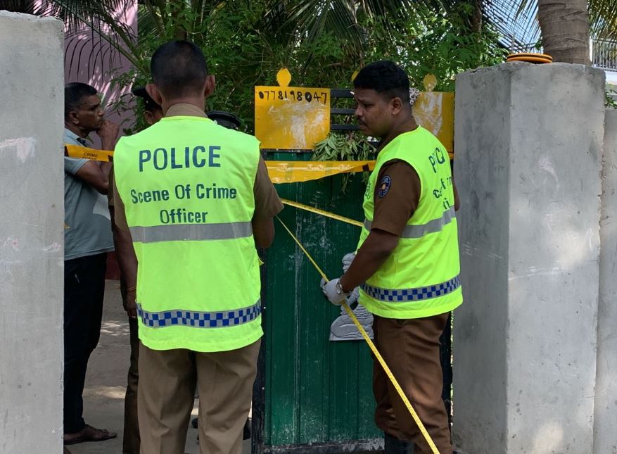 யாழில் சகோதரியை கட்டி வைத்துவிட்டு சகோரதன் கொலை யாழில் சகோதரியை கட்டி வைத்துவிட்டு சகோரதன் கொலை