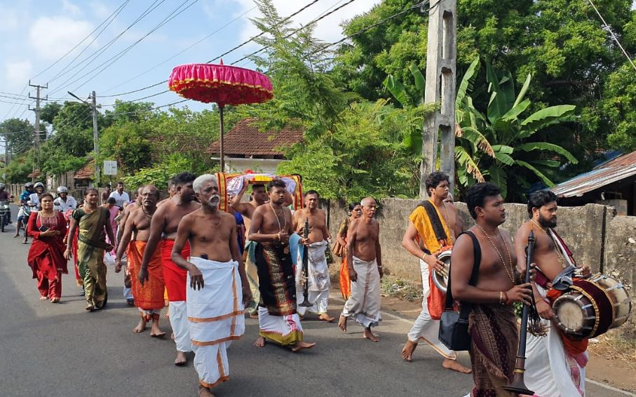 நல்லூரானுக்கு கொடிச்சீலை கையளிக்கப்பட்டது – நாளை மகோற்சவம் ஆரம்பம் நல்லூரானுக்கு கொடிச்சீலை கையளிக்கப்பட்டது – நாளை மகோற்சவம் ஆரம்பம்