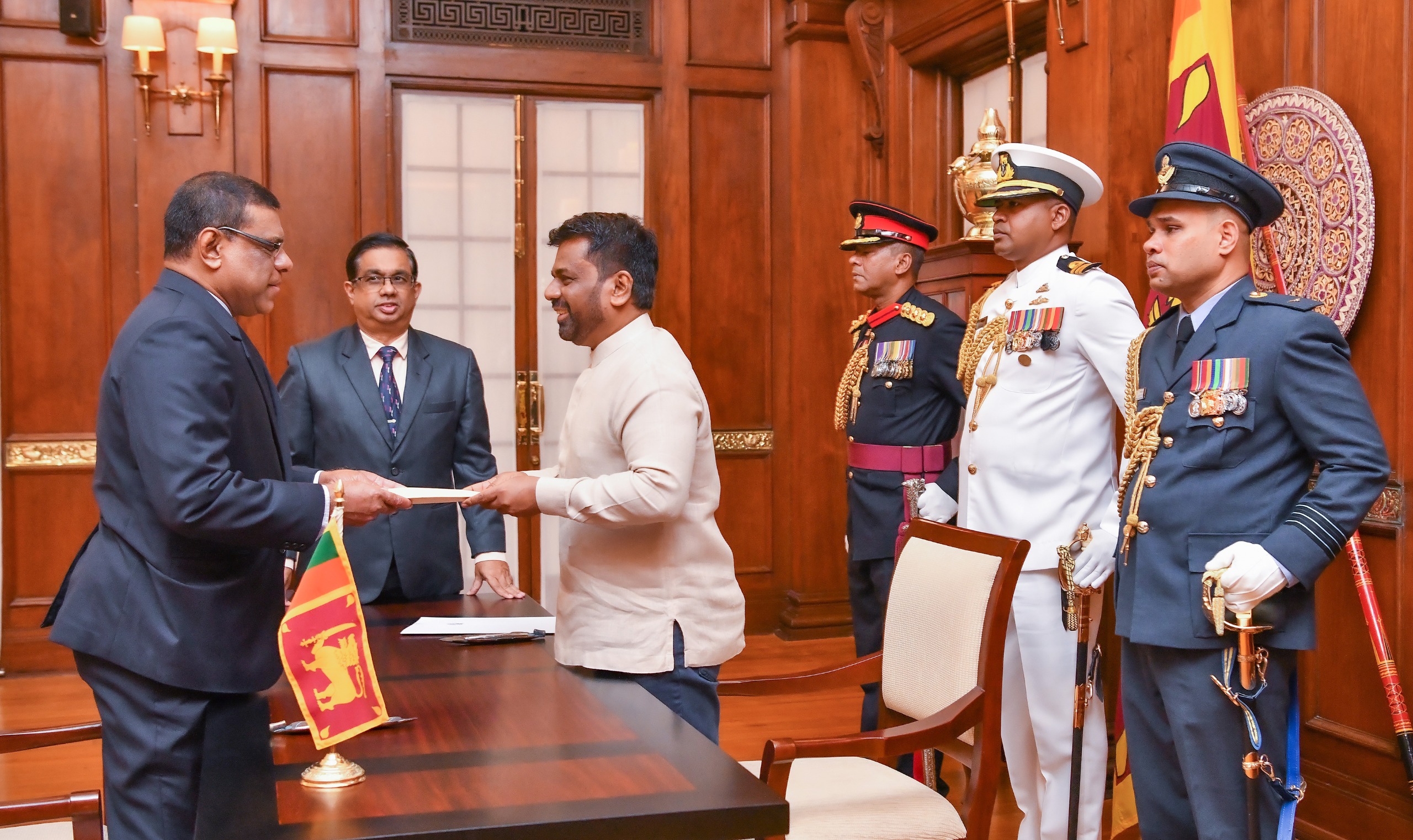 புதிய பிரதம நீதியரசராக பிரீத்தி பத்மன் சூரசேன ஜனாதிபதி முன்னிலையில் சத்தியப்பிரமாணம் புதிய பிரதம நீதியரசராக பிரீத்தி பத்மன் சூரசேன ஜனாதிபதி முன்னிலையில் சத்தியப்பிரமாணம்