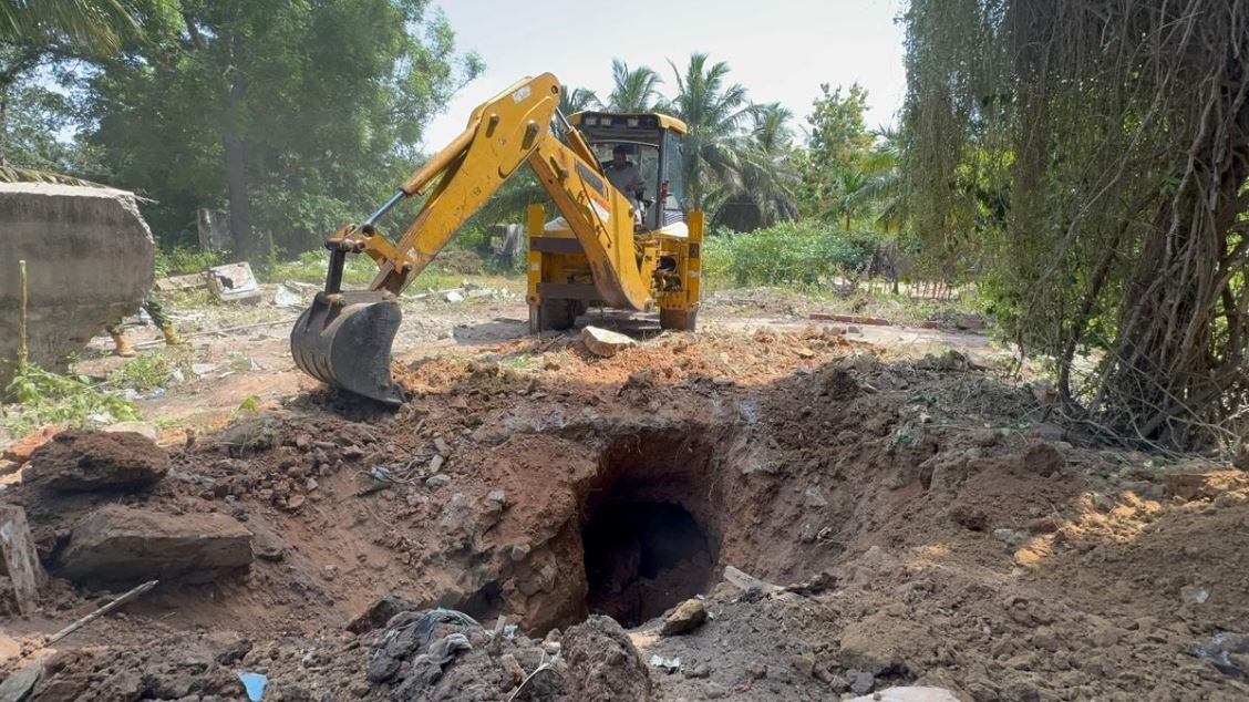 விடுதலைப்புலிகள் பயன்படுத்திய பதுங்குகுழியைத் தோண்டும் பணிகள் முன்னெடுப்பு விடுதலைப்புலிகள் பயன்படுத்திய பதுங்குகுழியைத் தோண்டும் பணிகள் முன்னெடுப்பு