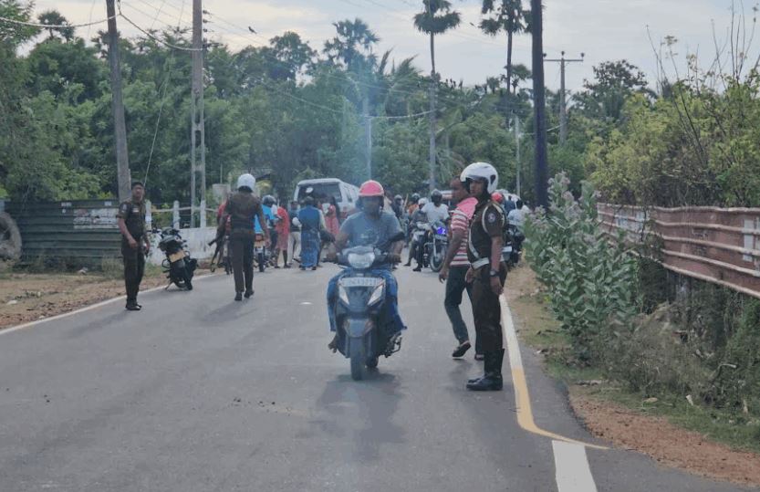 யாழில் இரு குழுக்களுக்கு இடையே கடும் மோதல் – வட்டுக்கோட்டை பகுதியில் பலத்த பாதுகாப்பு யாழில் இரு குழுக்களுக்கு இடையே கடும் மோதல் – வட்டுக்கோட்டை பகுதியில் பலத்த பாதுகாப்பு