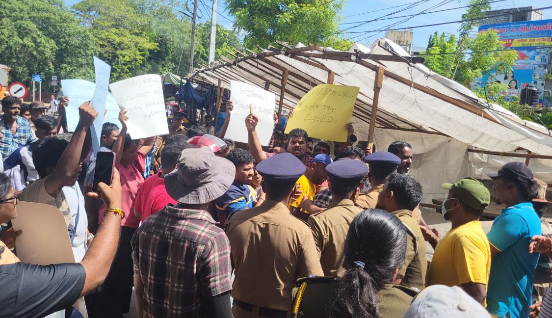 வவுனியாவில் வீதியோர கடைகளை அகற்றும் மாநகர சபை – வியாபாரிகள் மாநகரசபை ஊழியர்கள் முரண்பாடு வவுனியாவில் வீதியோர கடைகளை அகற்றும் மாநகர சபை – வியாபாரிகள் மாநகரசபை ஊழியர்கள் முரண்பாடு