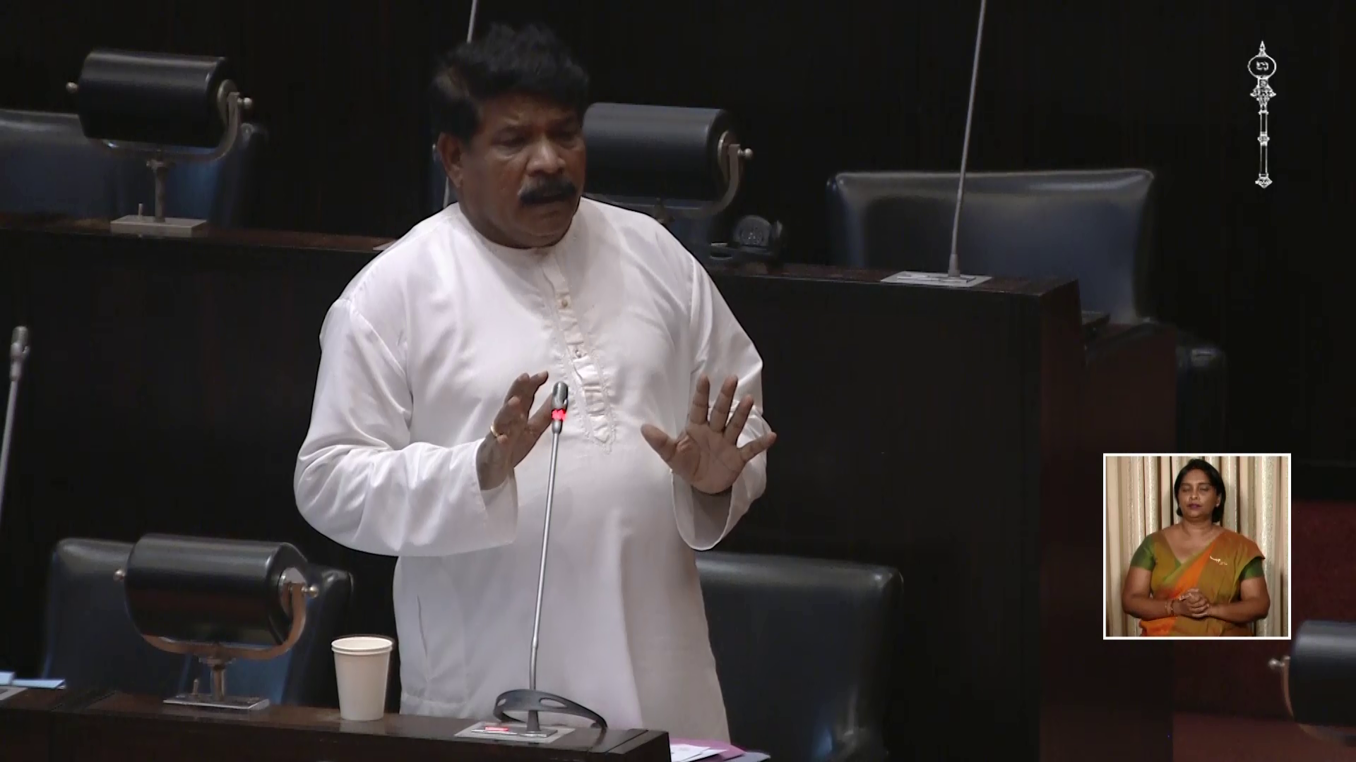 தமிழ் மொழியை கொச்சைப்படுத்தும் வகையில் எதிரணி செயல்படுவது கவலையளிக்கின்றது தமிழ் மொழியை கொச்சைப்படுத்தும் வகையில் எதிரணி செயல்படுவது கவலையளிக்கின்றது