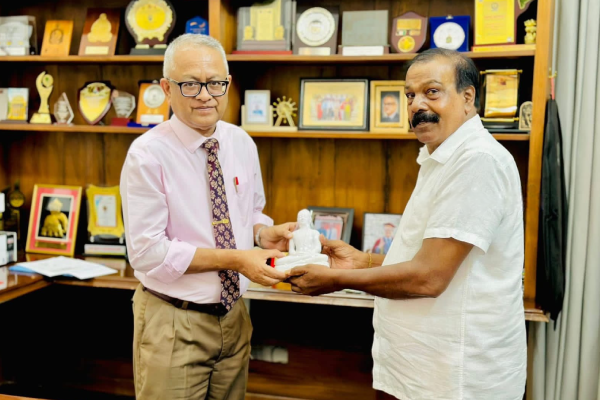 திருகோணமலை மாநகர முதல்வர் கிழக்கு ஆளுநருடன் சந்திப்பு