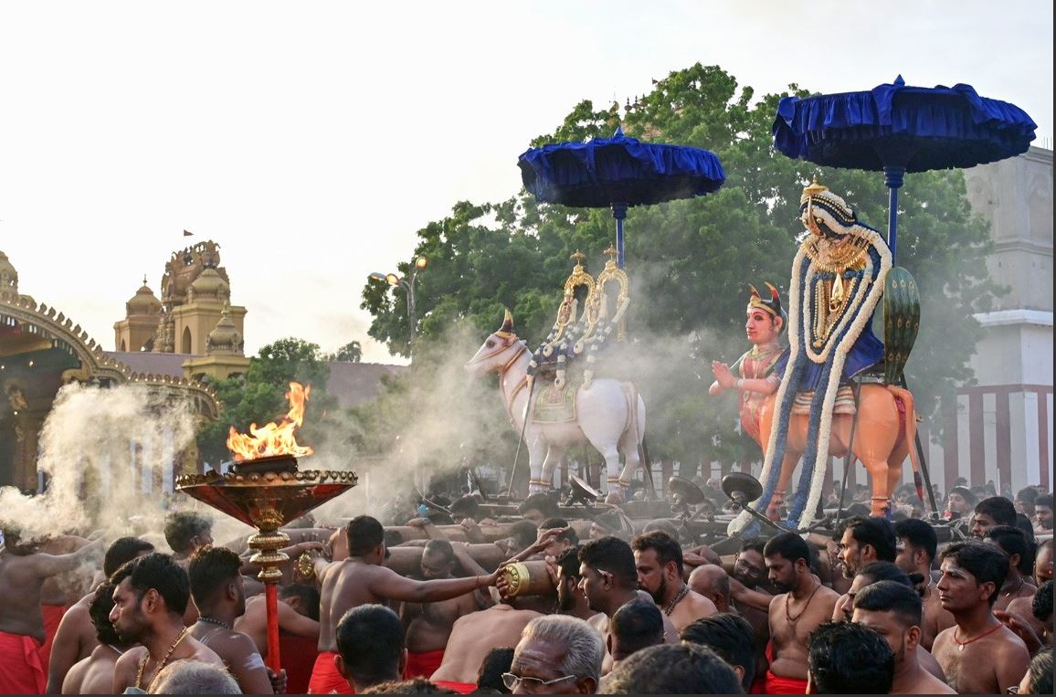 காராம்பசு வாகனத்தில் எழுந்தருளிய நல்லூரான் காராம்பசு வாகனத்தில் எழுந்தருளிய நல்லூரான்