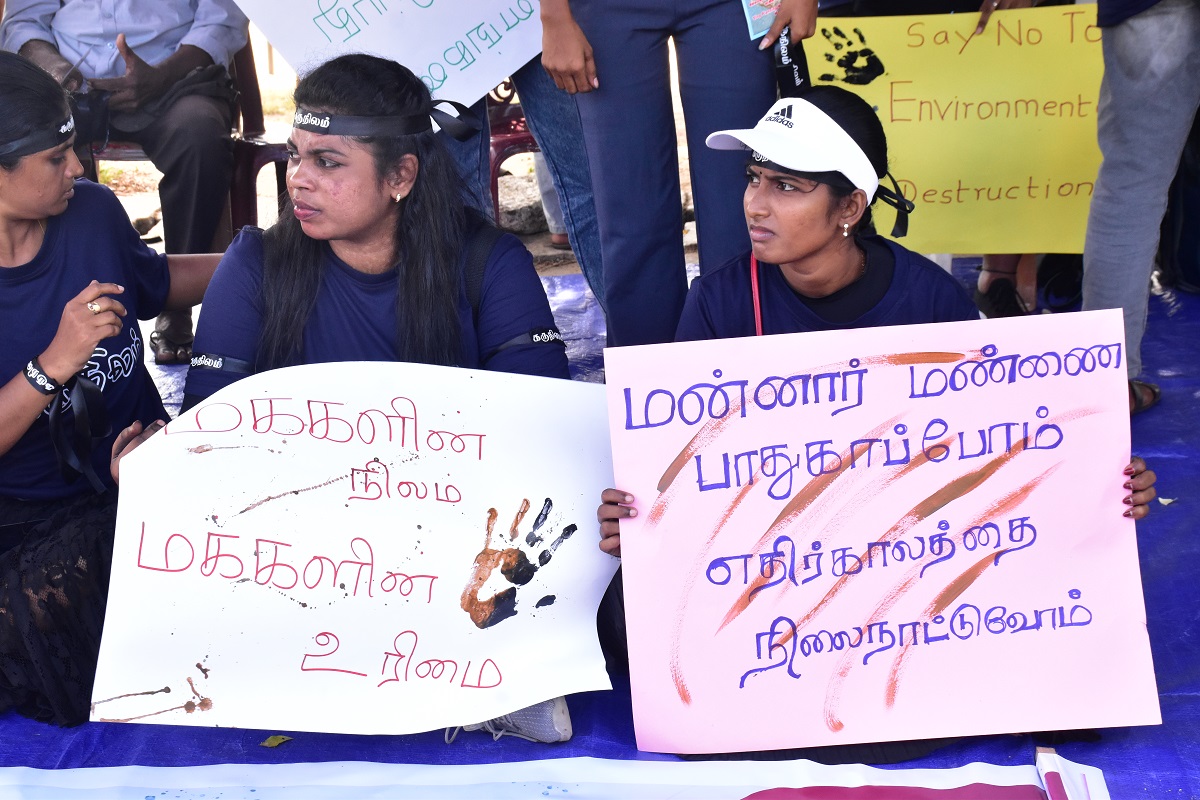“இந்த நிலம் விற்பனைக்கு இல்லை”: மன்னாரில் இளைஞர்கள் 2 நாள் போராட்டம் “இந்த நிலம் விற்பனைக்கு இல்லை”: மன்னாரில் இளைஞர்கள் 2 நாள் போராட்டம்