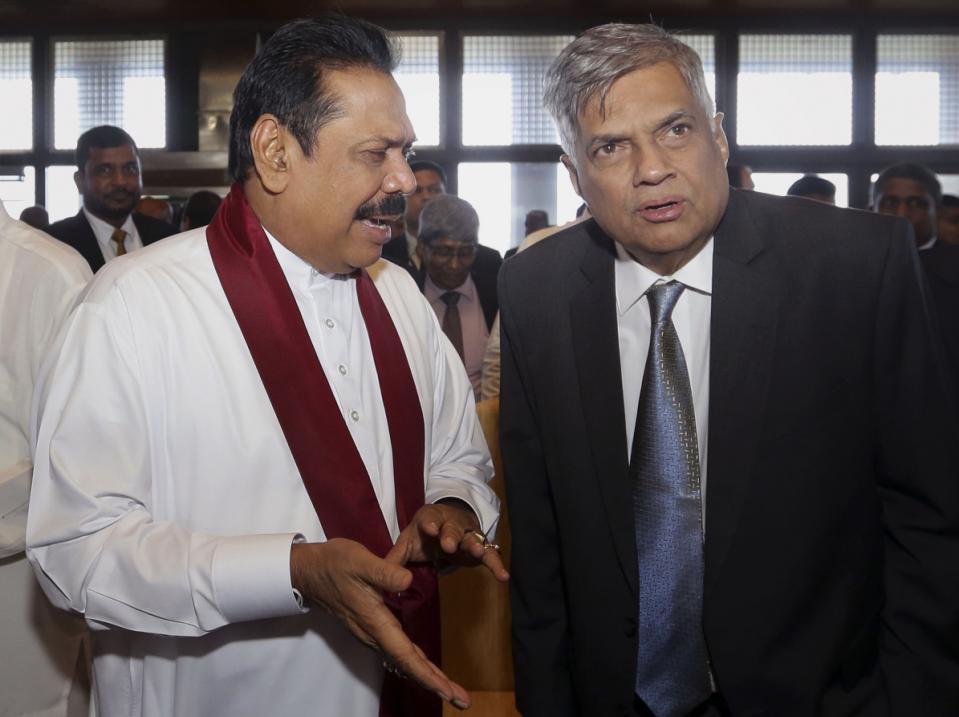 ரணிலை பார்வையிட சிறைச்சாலைக்கு சென்ற மஹிந்த ரணிலை பார்வையிட சிறைச்சாலைக்கு சென்ற மஹிந்த
