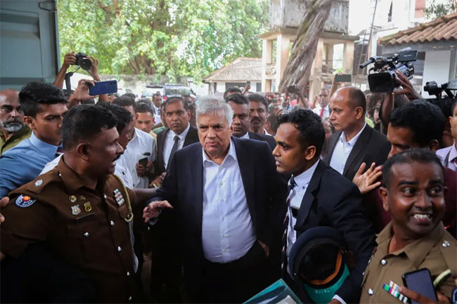 ரணில் விக்ரமசிங்க அதிதீவிர சிகிச்சைப் பிரிவுக்கு மாற்றம் ரணில் விக்ரமசிங்க அதிதீவிர சிகிச்சைப் பிரிவுக்கு மாற்றம்