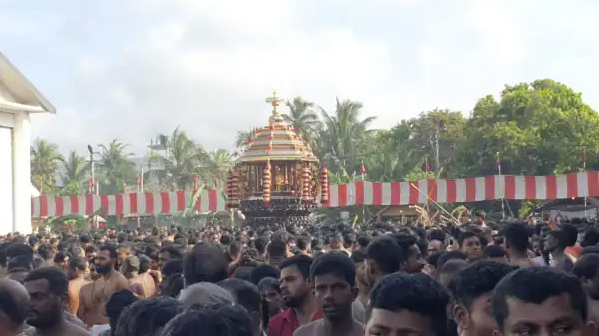 தேரில் ஆரோகணித்து பல்லாயிரக்கணக்கான பக்தர்களுக்கு அருட்காட்சியளித்த நல்லூர் கந்தன் தேரில் ஆரோகணித்து பல்லாயிரக்கணக்கான பக்தர்களுக்கு அருட்காட்சியளித்த நல்லூர் கந்தன்