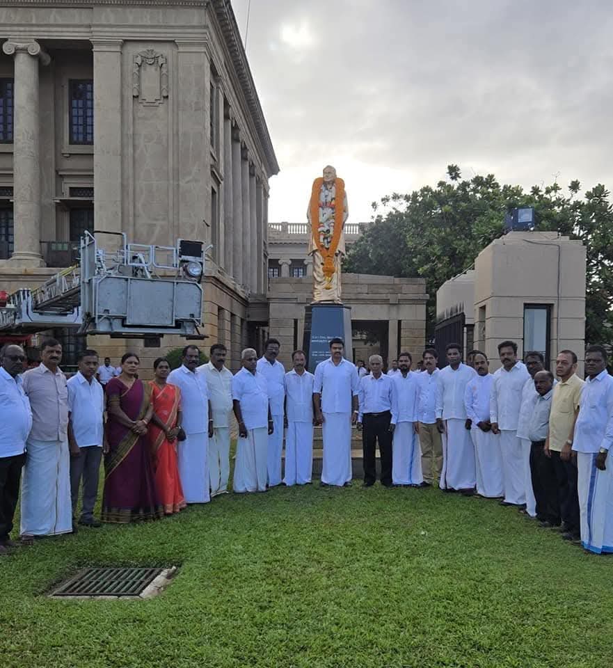 அமரர். சௌமியமூர்த்தி தொண்டமானின் உருவச் சிலைக்கு மலர் மாலை அணிவித்து மரியாதை அமரர். சௌமியமூர்த்தி தொண்டமானின் உருவச் சிலைக்கு மலர் மாலை அணிவித்து மரியாதை