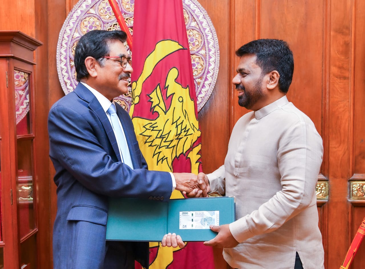 2,000 ரூபாய் புதிய நினைவு நாணயத் தாள் ஜனாதிபதியிடம் கையளிப்பு 2,000 ரூபாய் புதிய நினைவு நாணயத் தாள் ஜனாதிபதியிடம் கையளிப்பு