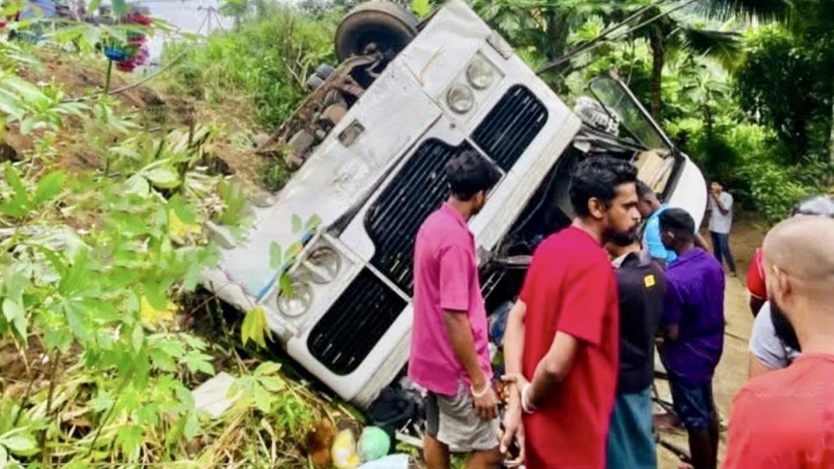 கேகாலை-அவிசாவளை வீதியில் கவிழ்ந்த பஸ் – 42 பேர் வைத்தியசாலையில் கேகாலை-அவிசாவளை வீதியில் கவிழ்ந்த பஸ் – 42 பேர் வைத்தியசாலையில்