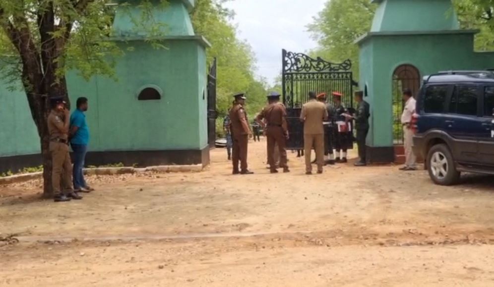 முல்லைத்தீவில் சடலமாக மீட்கப்பட்ட தமிழ் இளைஞர்! ஐந்து இராணுவத்தினர் கைது முல்லைத்தீவில் சடலமாக மீட்கப்பட்ட தமிழ் இளைஞர்! ஐந்து இராணுவத்தினர் கைது