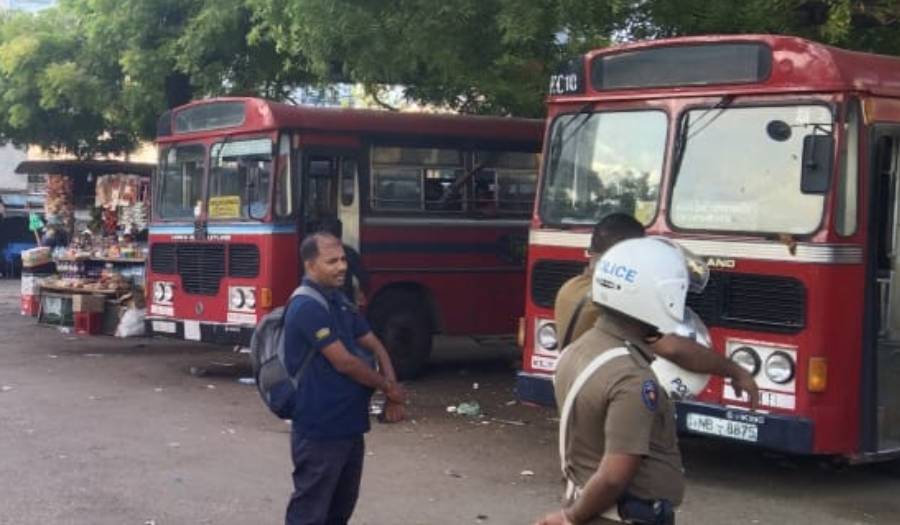 நாமல் எம்.பியின் தலையீட்டில் அரச பேருந்து ஊழியர்கள் போராட்டம் – அமைச்சர் கடும் எச்சரிக்கை நாமல் எம்.பியின் தலையீட்டில் அரச பேருந்து ஊழியர்கள் போராட்டம் – அமைச்சர் கடும் எச்சரிக்கை
