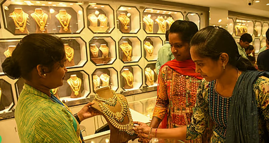 தமிழகத்தில் உச்சம் தொட்ட தங்கத்தின் விலை தமிழகத்தில் உச்சம் தொட்ட தங்கத்தின் விலை