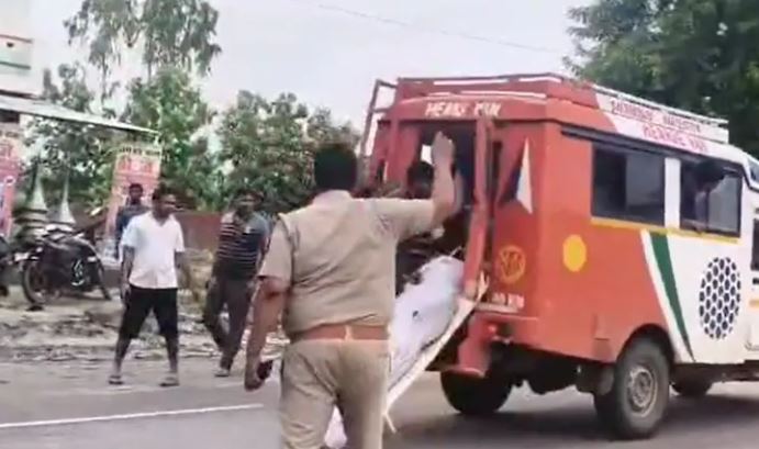 ஓடும் ஆம்புலன்சில் இருந்து நடு வீதியில் விட்டுச் செல்லப்பட்ட சடலம் ஓடும் ஆம்புலன்சில் இருந்து நடு வீதியில் விட்டுச் செல்லப்பட்ட சடலம்