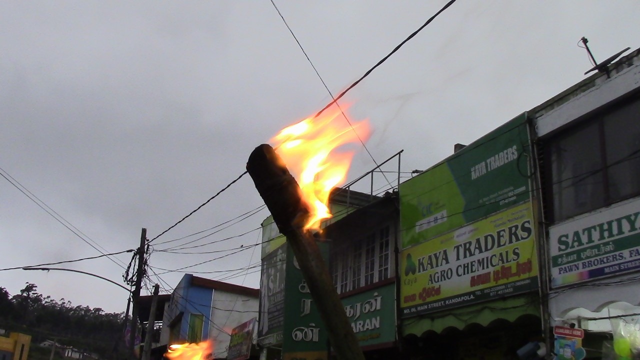 தோட்ட மக்களுக்கு வழங்கப்பட்ட வாக்குறுதிகளை நிறைவேற்றுமாறு கோரி கந்தப்பளையில் போராட்டம்