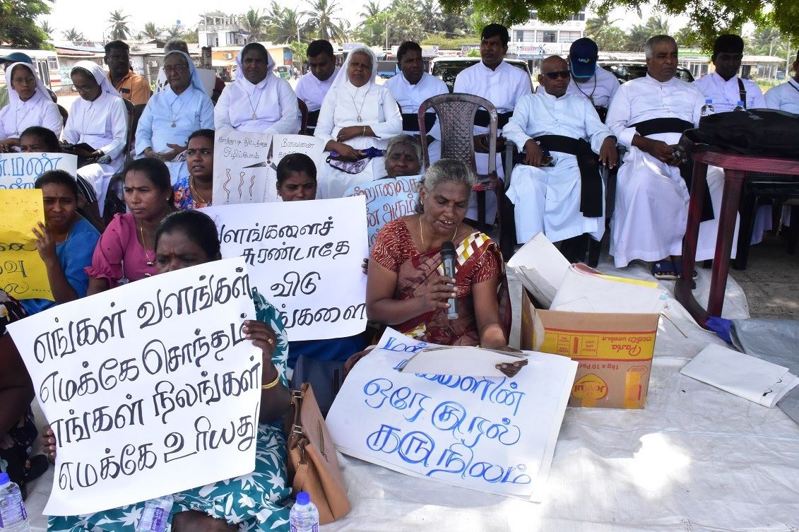 ஜனாதிபதி சாதகமாக பதில் வழங்க வேண்டும் – மன்னாரில் 11வது நாளாக தொடரும் போராட்டம்