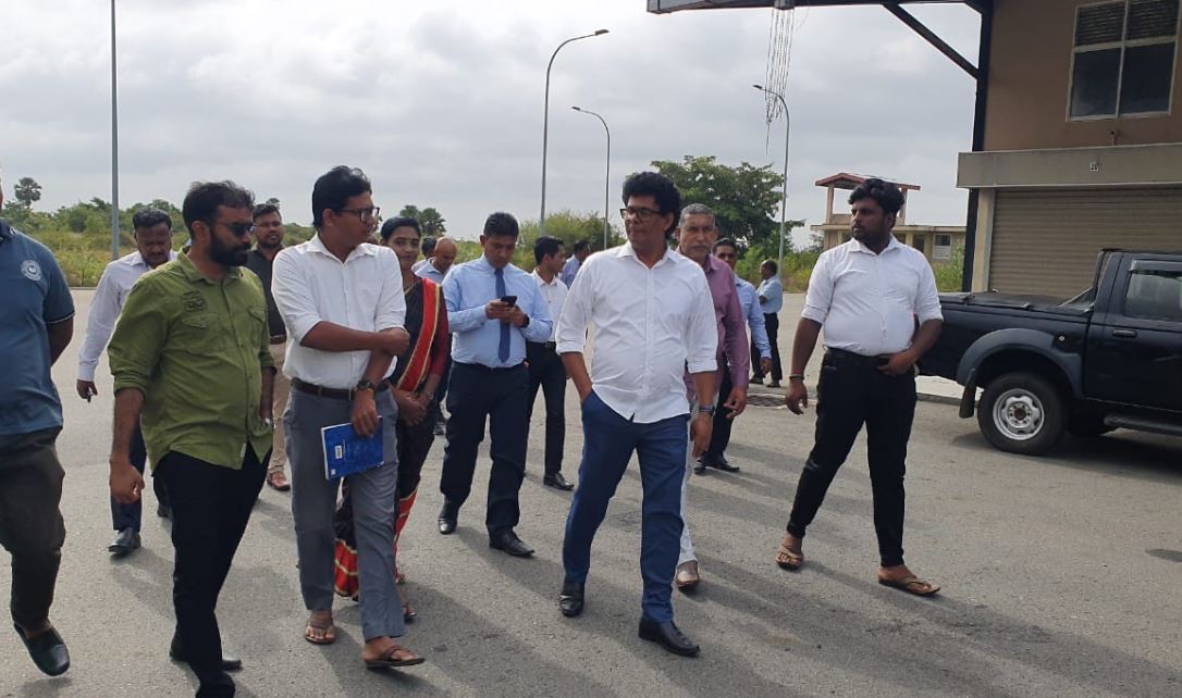 யாழில் பொருளாதார மத்திய நிலையத்திற்கு அமைச்சர் விஜயம் யாழில் பொருளாதார மத்திய நிலையத்திற்கு அமைச்சர் விஜயம்