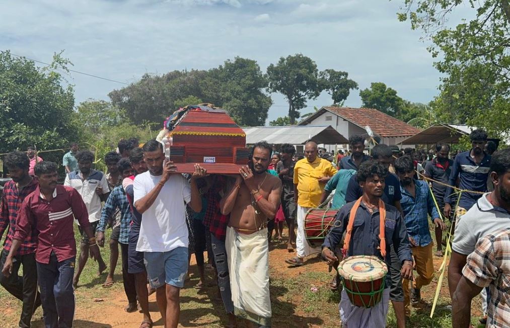 பலத்த பொலிஸ் பாதுகாப்புடன் முல்லைத்தீவு இளைஞரின் இறுதி சடங்கு