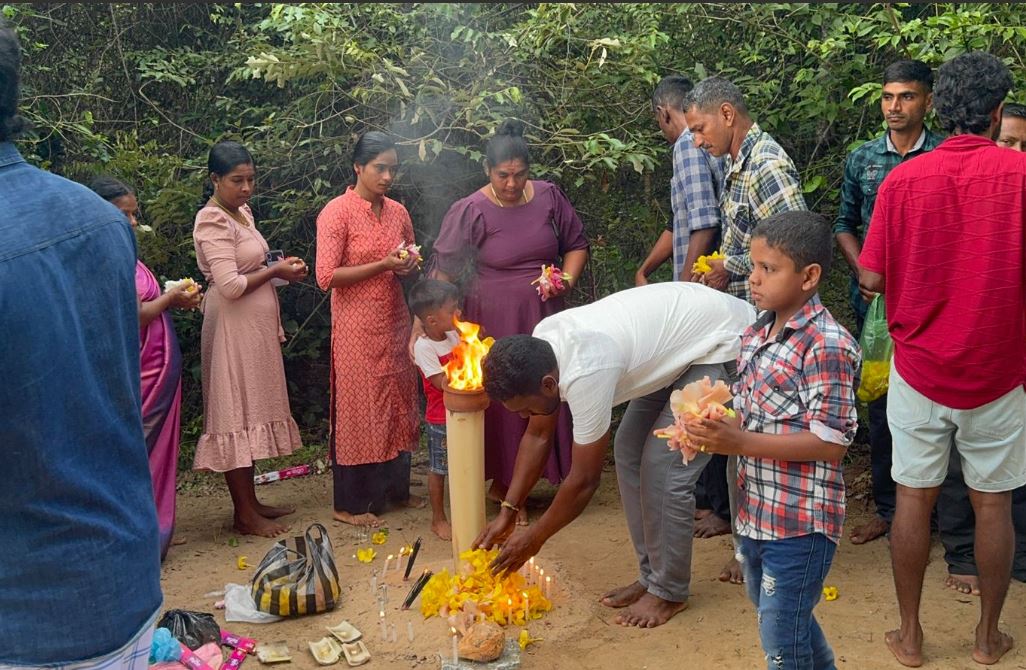 முல்லைத்தீவு – செஞ்சோலை வளாகத்தில் உயிரிழந்த உறவுகளுக்கு அஞ்சலி