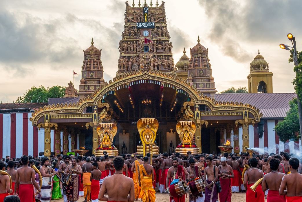 ஐந்து தலை நாகபாம்பு வாகனத்தில் எழுந்தருளிய நல்லூரான்