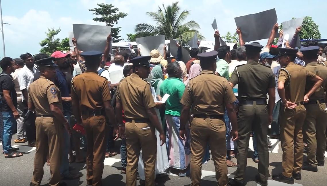 ஜனாதிபதி செயலகத்திற்கு முன் பாரிய போராட்டம் – பொலிஸார் குவிப்பு
