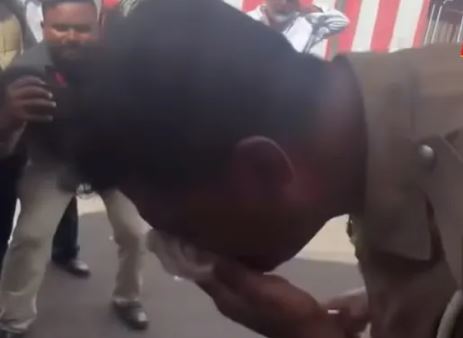 ரணிலுக்கு ஆதரவான போராட்டம் – பொலிஸார் மீது தாக்குதல் ரணிலுக்கு ஆதரவான போராட்டம் – பொலிஸார் மீது தாக்குதல்