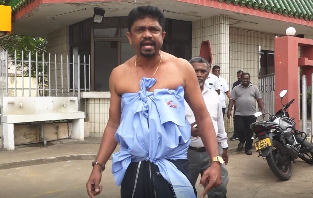 அரைகுறை ஆடையுடன் அரசாங்கத்திற்கு எதிராக போராடிய தபால் ஊழியர்