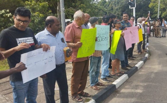 ஊடகவியலாளர்கள் அச்சுறுத்தப்படுவதற்கு எதிராக கொழும்பில் போராட்டம் ஊடகவியலாளர்கள் அச்சுறுத்தப்படுவதற்கு எதிராக கொழும்பில் போராட்டம்