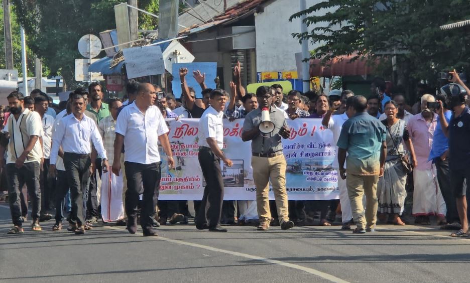 யாழில் இராணுவ முகாம்களை அகற்றக் கோரி போராட்டம் யாழில் இராணுவ முகாம்களை அகற்றக் கோரி போராட்டம்