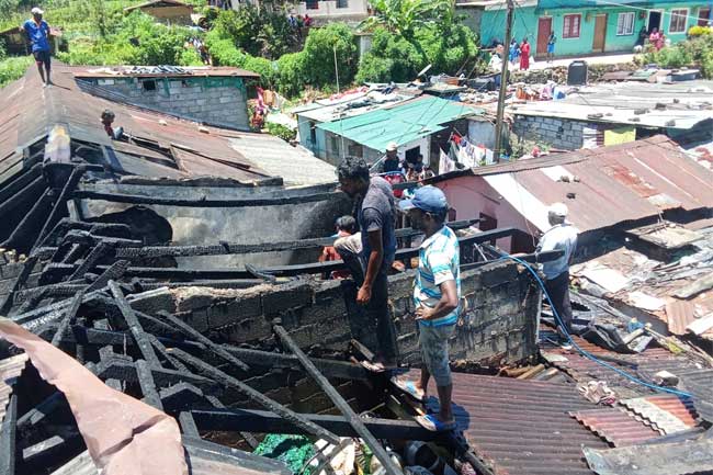 பூண்டுலோயாவில் லயன் குடியிருப்பொன்றில் தீப்பரவல்  – 10 வீடுகள் சேதம்