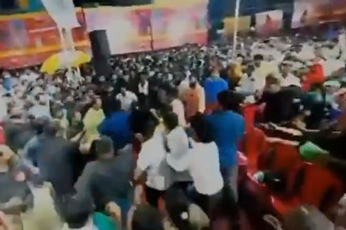 கூட்டத்தில் திடீர் சலசலப்பு… மேடையில் இருந்து ஆவேசமாக இறங்கிய சீமான்