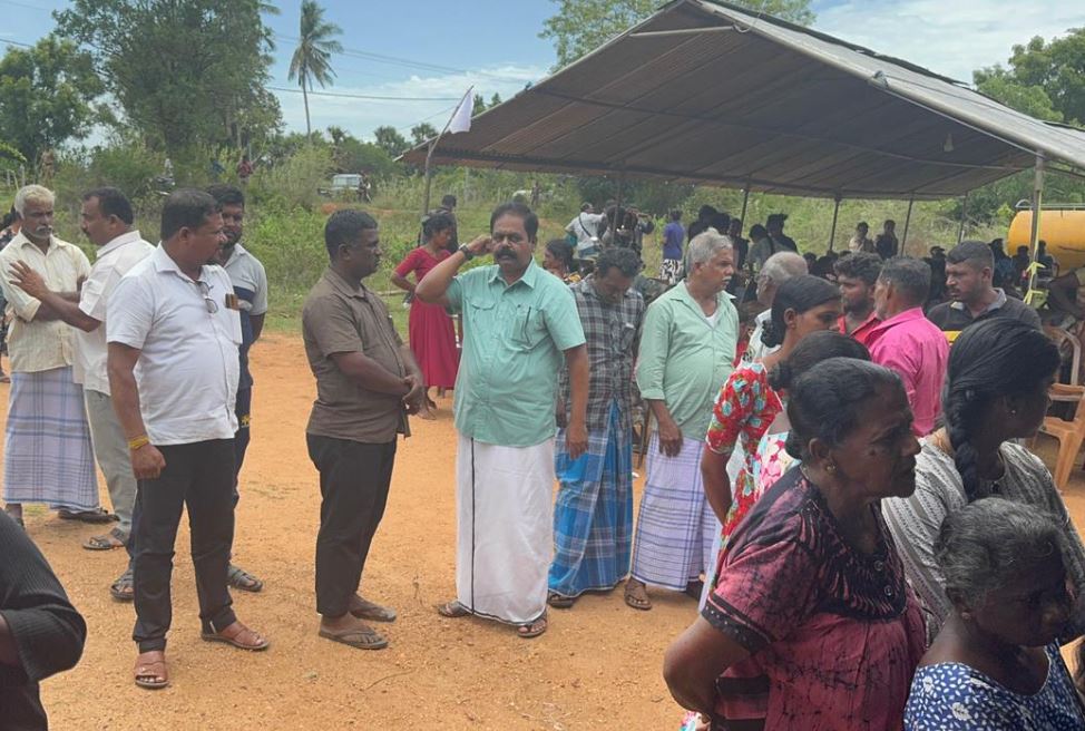 இராணுவத்தால் தாக்கப்பட்டு உயிரிழந்த இளைஞனுக்கு இறுதி அஞ்சலி செலுத்திய சிறீதரன் எம்பி