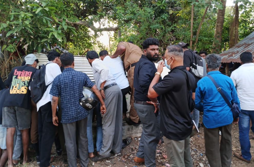 வவுனியாவில் தனியார் கல்வி நிலைய கிணறு ஒன்றில் இருந்து உயர்தர மாணவி சடலமாக மீட்பு வவுனியாவில் தனியார் கல்வி நிலைய கிணறு ஒன்றில் இருந்து உயர்தர மாணவி சடலமாக மீட்பு