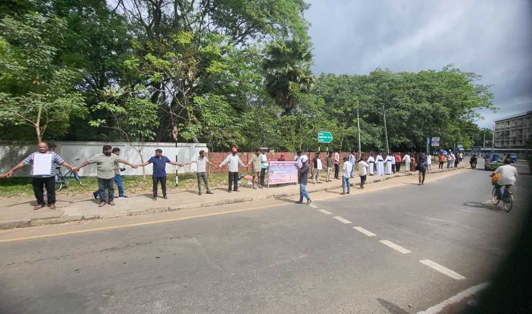 மன்னார் காற்றாலை திட்டத்தை நிறுத்துங்கள்! வவுனியாவில் மனிதச்சங்கிலி போராட்டம்