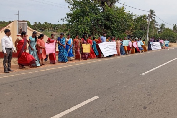 அதிகாரப் பகிர்வு கோரி மன்னாரில் கவனயீர்ப்பு போராட்டம் அதிகாரப் பகிர்வு கோரி மன்னாரில் கவனயீர்ப்பு போராட்டம்