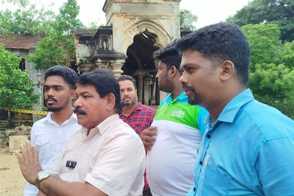 இடிந்து விழுந்த மந்திரி மனையை பார்வையிட்ட அமைச்சர் சந்திரசேகர்