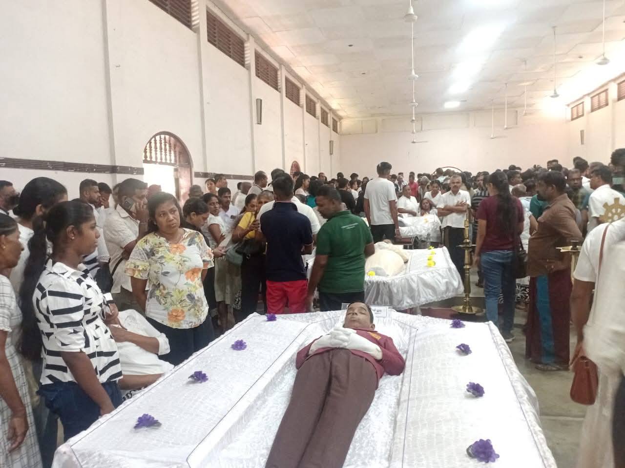 எல்லையில் பஸ் விபத்தில் உயிரிழந்தவர்களின் பூதவுடல்கள் அஞ்சலிக்காக வைப்பு எல்லையில் பஸ் விபத்தில் உயிரிழந்தவர்களின் பூதவுடல்கள் அஞ்சலிக்காக வைப்பு