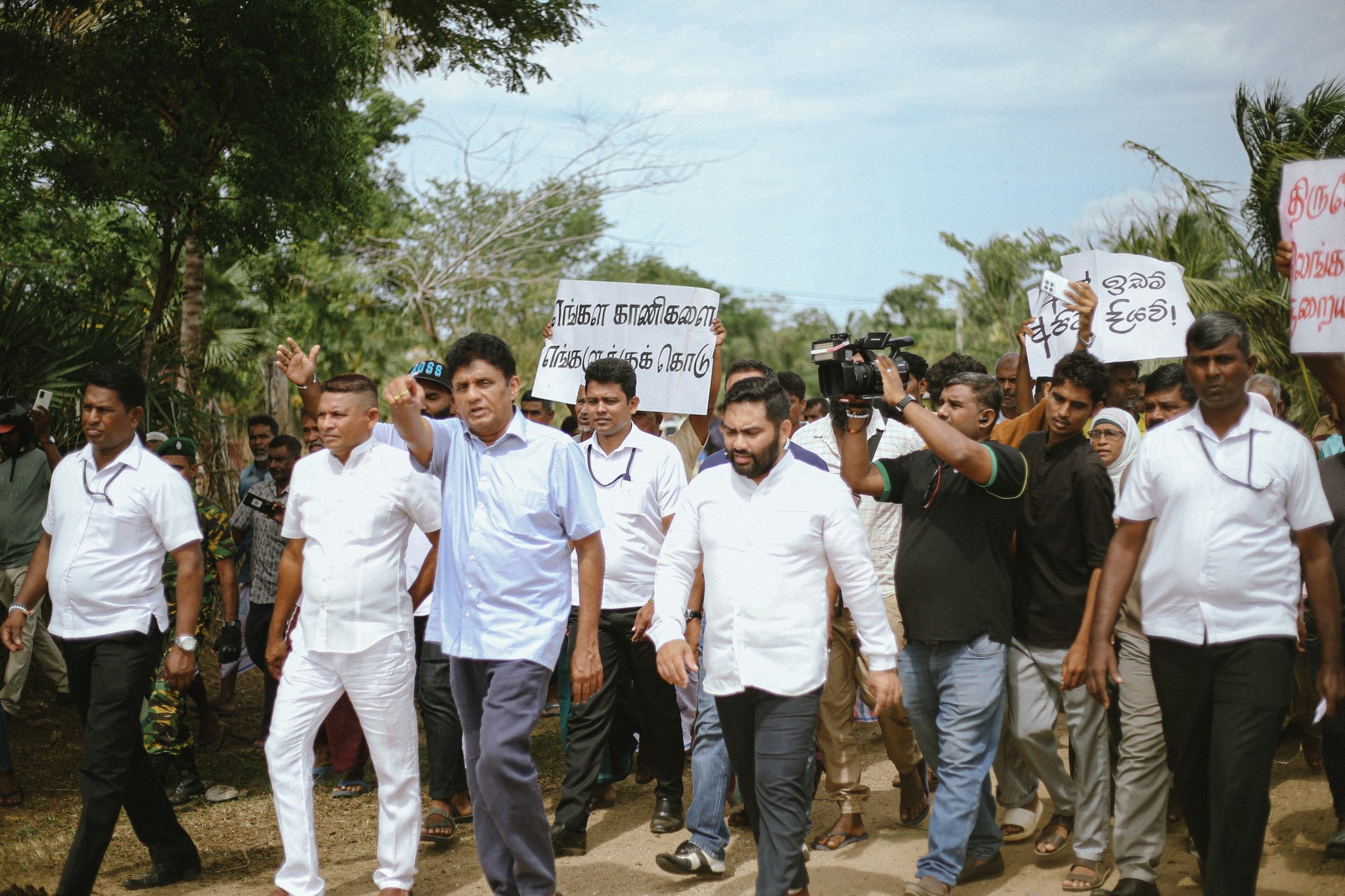 முத்து நகர் விவசாய காணிகள் பன்னாட்டு நிறுவனங்களுக்கு தாரைவார்ப்பு – களத்துக்குச் சென்ற சஜித் முத்து நகர் விவசாய காணிகள் பன்னாட்டு நிறுவனங்களுக்கு தாரைவார்ப்பு – களத்துக்குச் சென்ற சஜித்