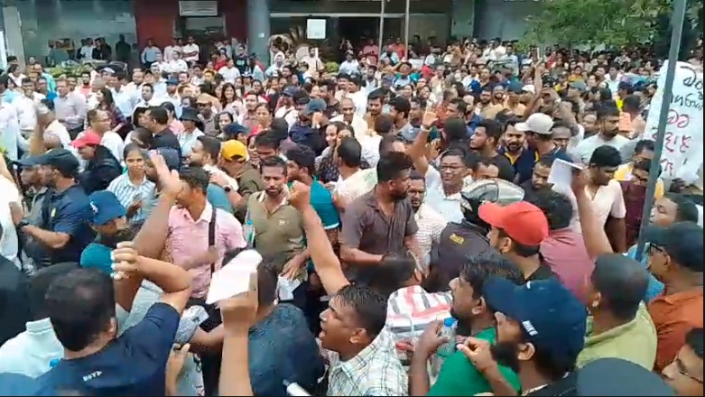 மின்சார சபை ஊழியர்கள் போராட்டம் – கொழும்பில் போக்குவரத்து நெரிசல்