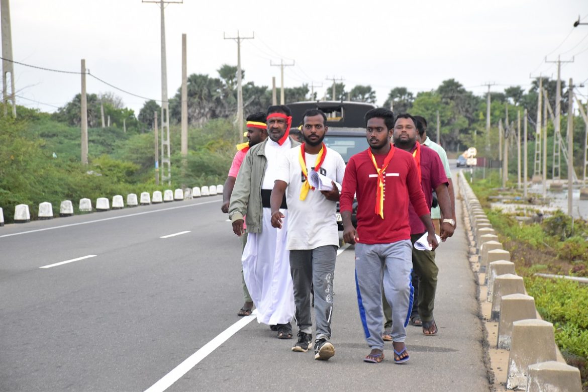 மன்னார் போராட்டத்திற்கு ஆதரவாக முல்லைத்தீவில் இருந்து இளைஞர்கள் நடைபயணம்