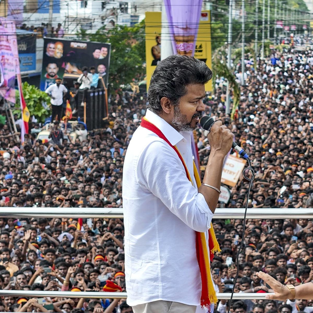 தமிழக வெற்றிக் கழகத்தின்  கூட்டத்தில் 41 பேர் மரணிக்க  யார் காரணம்?